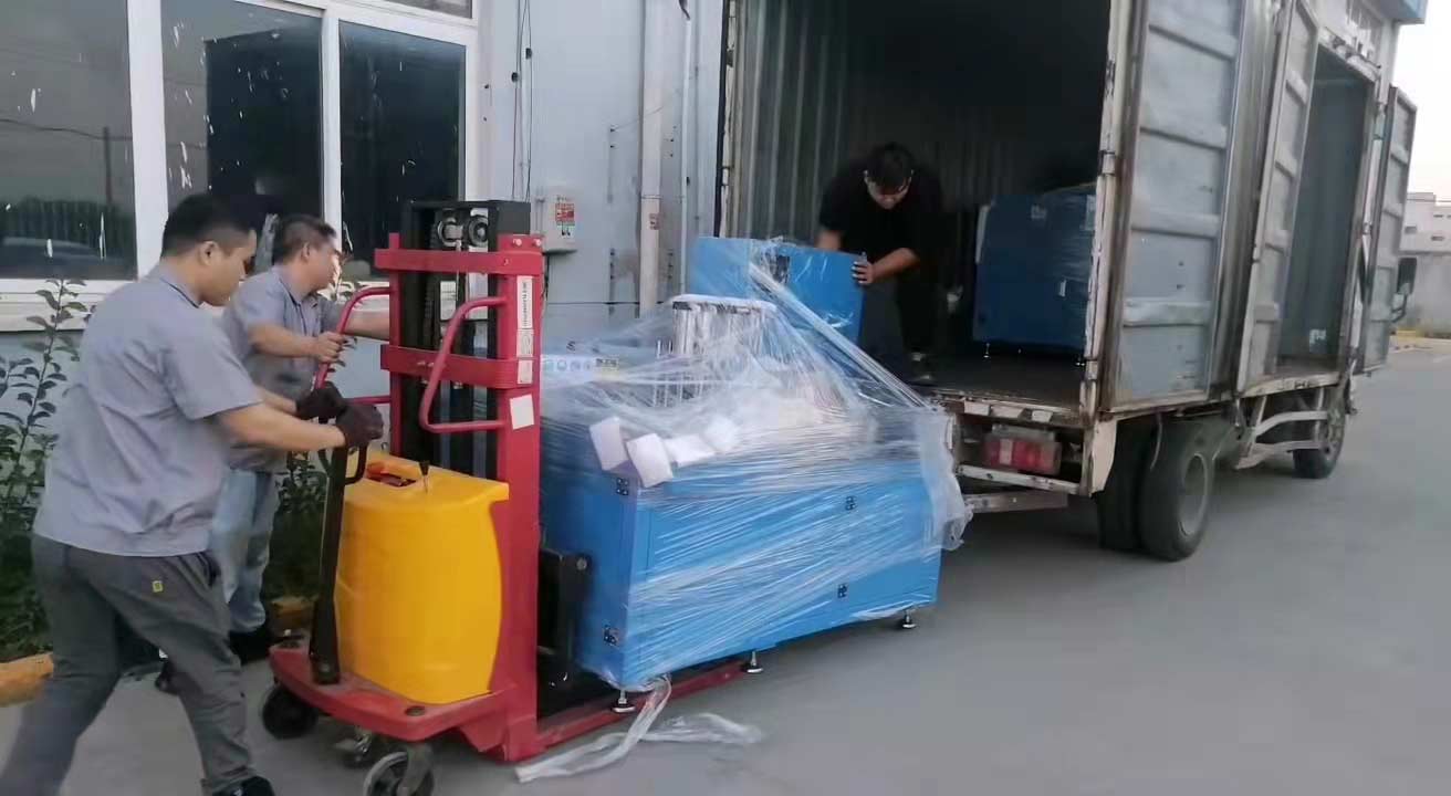 中秋假期第一天，我司一次性發(fā)貨兩臺全自動切鋁機